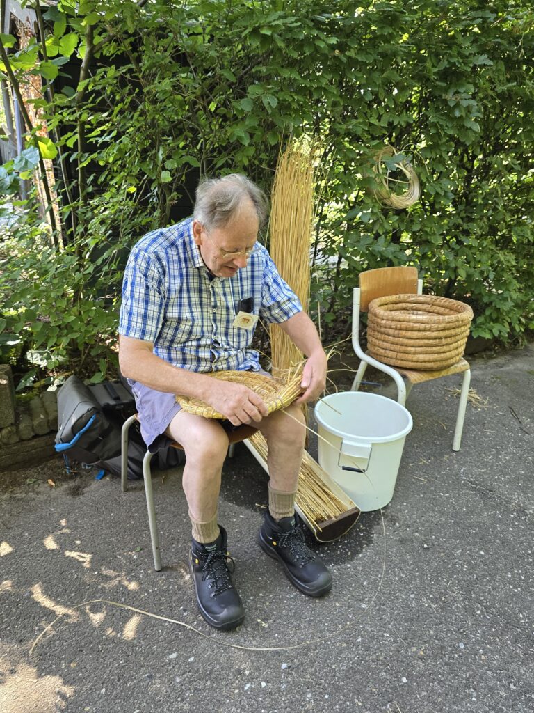 Korfvlechter aan het werk